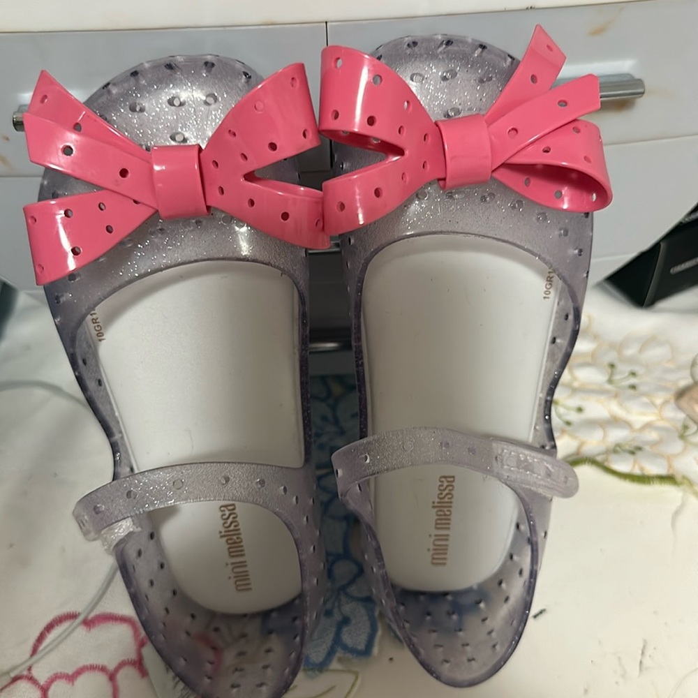 Comfort, style, and sweetness. Easy velcro closure for maximum comfort.